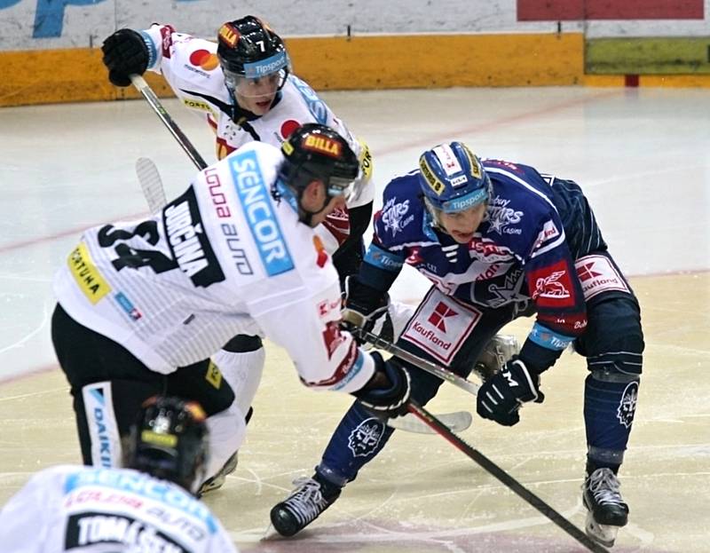 Jaromír Jágr vymyslel speciální zápas Kladno - Sparta na podporu Ukrajiny. Hrálo se v 02 areně, Sparta vyhrála 4:1. A výtěžek, který poputuje potřebných, se vyšplhal na tři a půl milionu korun. 