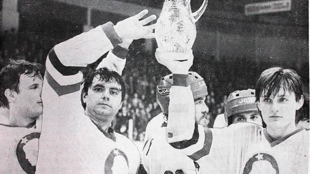 Kladeňáci s pohárem za vítězství v kvalifikaci o I. ligu v roce 1985, vlevo brankář Miroslav Krása, vedle Milan Eberle.