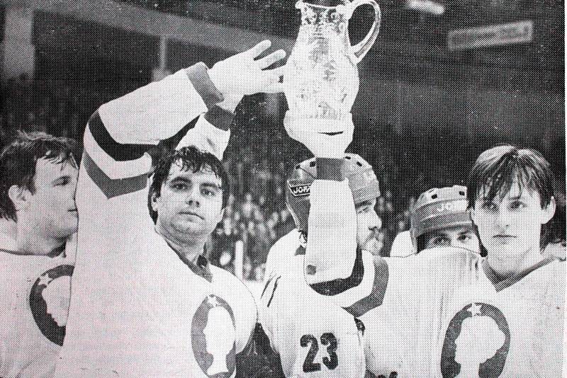 Kladeňáci s pohárem za vítězství v kvalifikaci o I. ligu v roce 1985, vlevo brankář Miroslav Krása, vedle Milan Eberle.