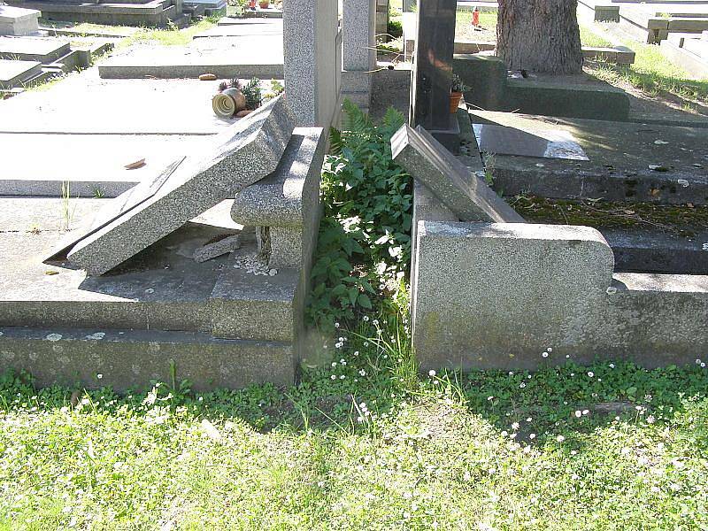 Padlá část stomu způsobila škody na náhrobních kamenech a deskách