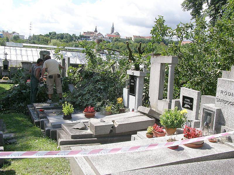 Padlá část stomu způsobila škody na náhrobních kamenech a deskách