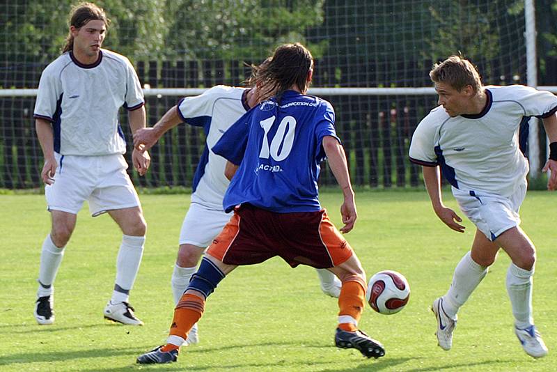 Domácích jakoby na hřišti bylo o několik méně, hrálo jen několik osamělých bojovníků