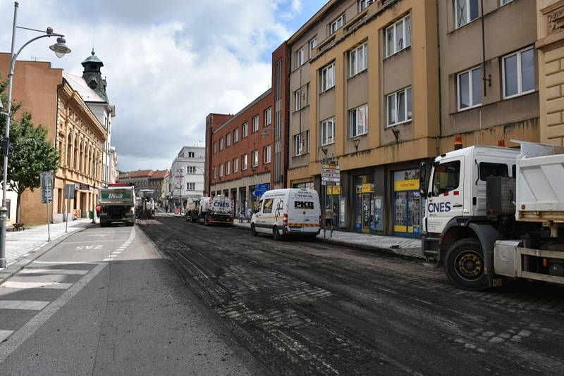 Oprava vozovky v centru Slaného.