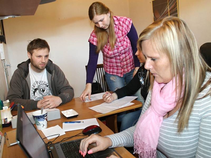 MARIE DÖRFELOVÁ z odboru nepojistných sociálních dávek v hmotné nouzi s Hanou Mlejnkovou z úřadu práce a Lucií Pichovou z Městského úřadu ve Slaném včera sepisovaly s poškozenými žádosti o mimořádnou okamžitou pomoc. 