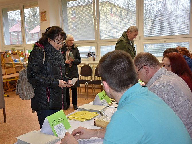 První voliči v okrsku v Základní škole v Rabasově ulici ve Slaném