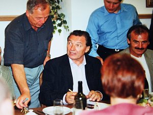 Fotografie z roku 2002, kdy Václav Hrabák zpěváka hostil.