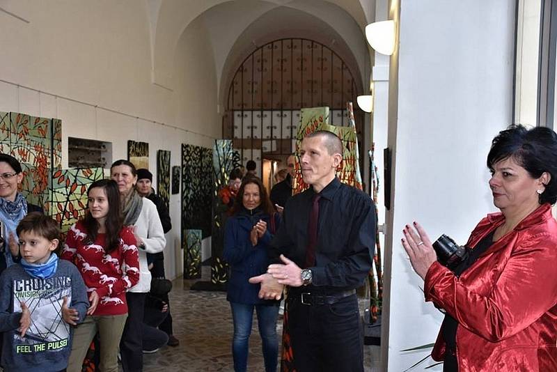 Tomáš Záborec vystavuje ve vstupní chodby Knihovny V. Štecha ve Slaném