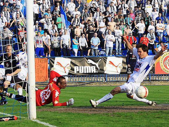Obrovskou šanci na zvýšení kladenského náskoku nevyužil Antonín Holub.../ SK Kladno - FC Slovácko 1:0(1:0) , utkání 26.k. Gambrinus liga 2009/10, hráno 25.4 .2010