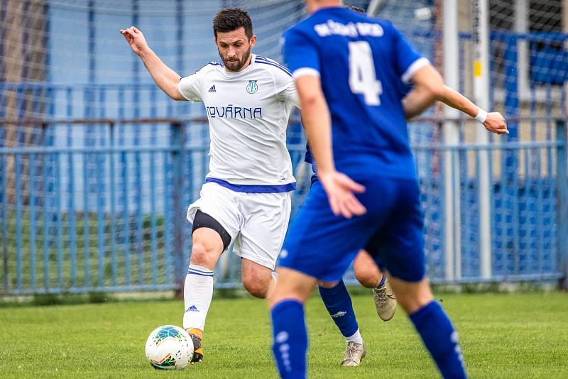 Slaný (v bílém) nečekaně porazilo v divizi Český Brod 2:0. Útočí domácí Mareš