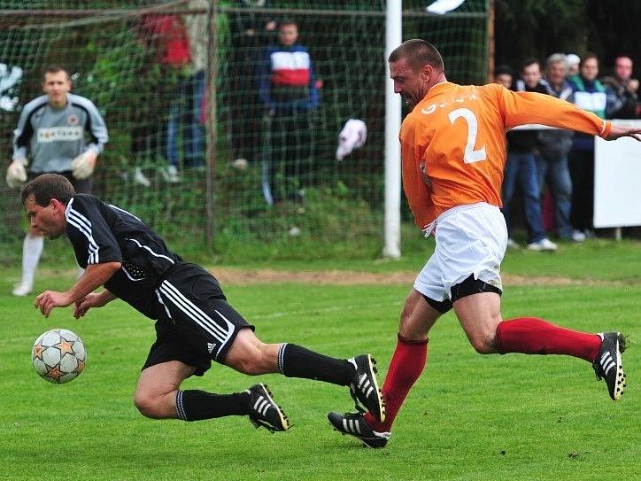 Tomáš Řepka debutoval v dresu SK Hvozdnice (v oranžovém). 