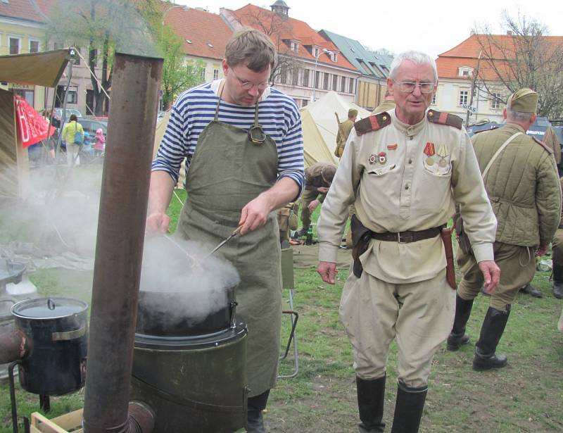 Setkání klubů vojenské historie ve Slaném.