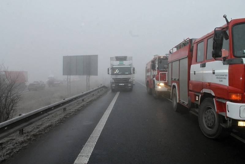 Vážná nehoda uzavřela na silnici I/7 u Panenského Týnce. Havaroval zde autobus se školními dětmi. 