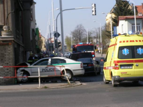 Nehoda v centru Kladna. Zranili se při ní tři policisté a jedna žena.