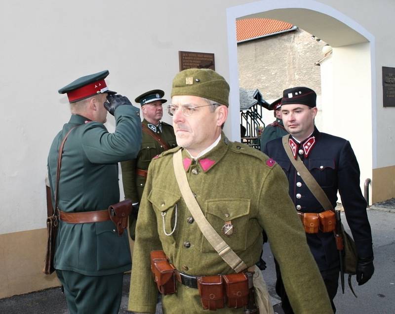 Den válečných veteránů si připoměli také ve Slaném na městském tržišti u pamětní desky.