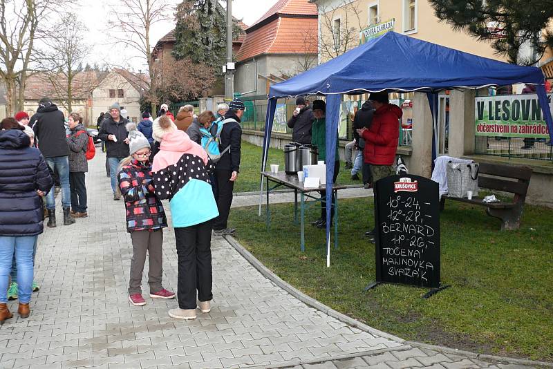 Turistům nahrávalo slunečné počasí.