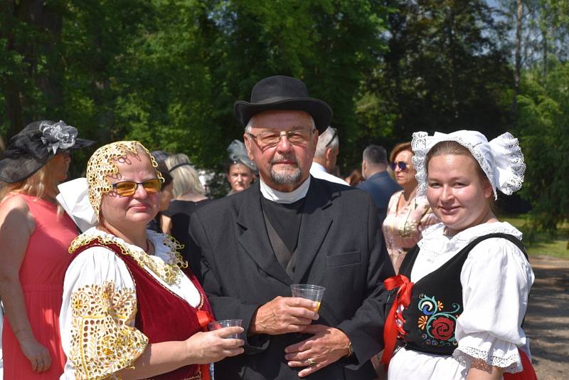 Ze slavnostního otevření prvorepublikové Kumpánovy zahrady ve Slaném veřejnosti.