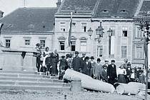 Stržení morového sloupu Nejsvětější Trojice ve Slaném na náměstí ve 20. letech minulého století. Slaňáci tím tehdy projevili svůj odpor k monarchii.