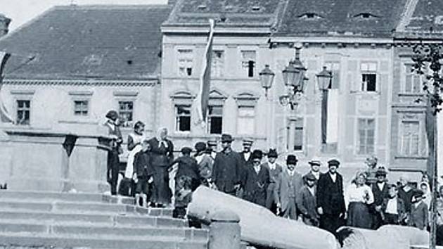 Stržení morového sloupu Nejsvětější Trojice ve Slaném na náměstí ve 20. letech minulého století. Slaňáci tím tehdy projevili svůj odpor k monarchii.