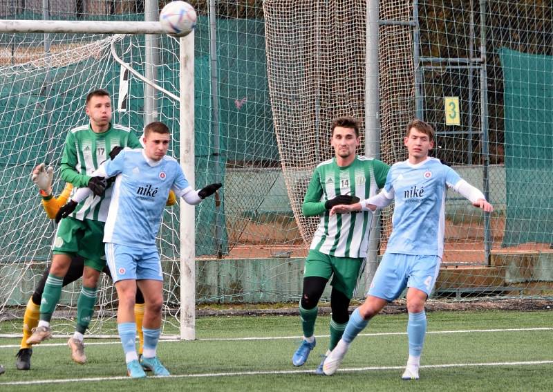 Slovan Bratislava B (ve světle modrém) porazil v přípravě Sokol Hostouň 2:1.