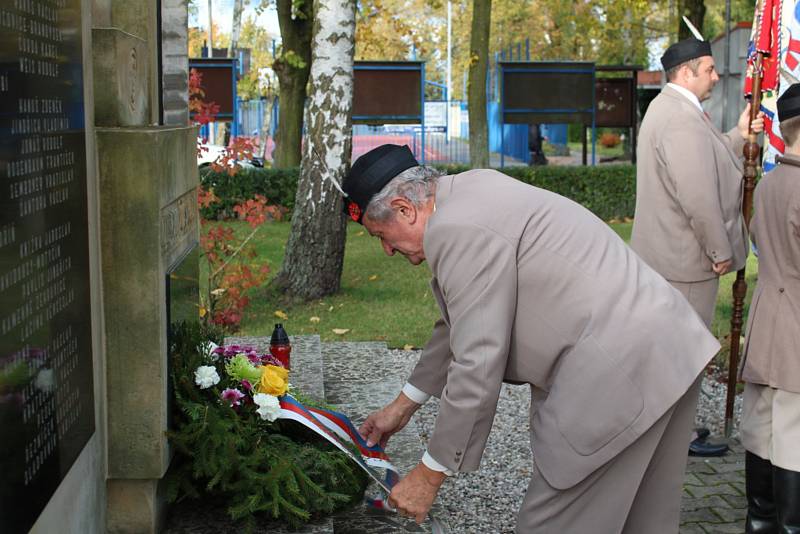 Mnoho lidí se přišlo na kladenské Sletiště poklonit památce umučených sokolů. Foto: Jan Brabec