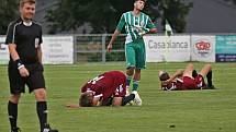 Hráči obou mužstev se snažili urvat vítězství do poslední minuty, na hostouňském pažitu nechali hodně sil / Sokol Hostouň - Sparta Praha U19 2:2, přátelské přípravné utkání 21.7. 2021