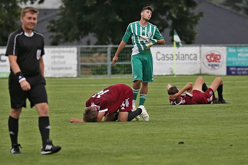 Hráči obou mužstev se snažili urvat vítězství do poslední minuty, na hostouňském pažitu nechali hodně sil / Sokol Hostouň - Sparta Praha U19 2:2, přátelské přípravné utkání 21.7. 2021