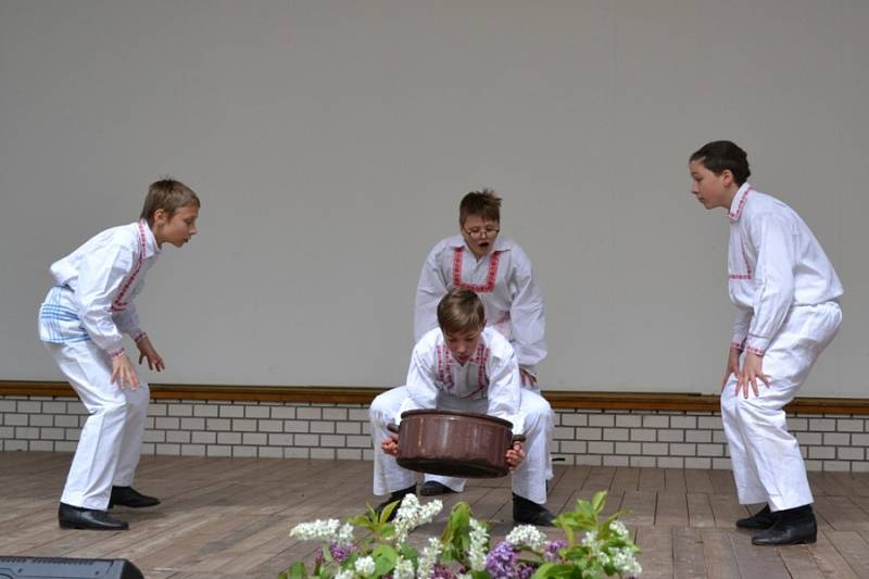 Nedělní program folklorního festivalu v místním amfiteátru.