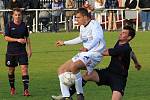 Důrazný Roman Steckovič (5) atakuje tuchlovického hráče. Vlevo přihlíží Matěj Větrovec. // AFK Tuchlovice - SK Doksy 3:0 (0:0), utkání I.A. tř., 2010/11, hráno 23.10.2010