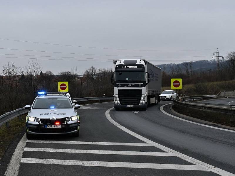 Dálniční policie - kontrola u Nové Vsi - rozhraní čtyř okresů. Hlídka ve směru od Litoměřic na Prahu.