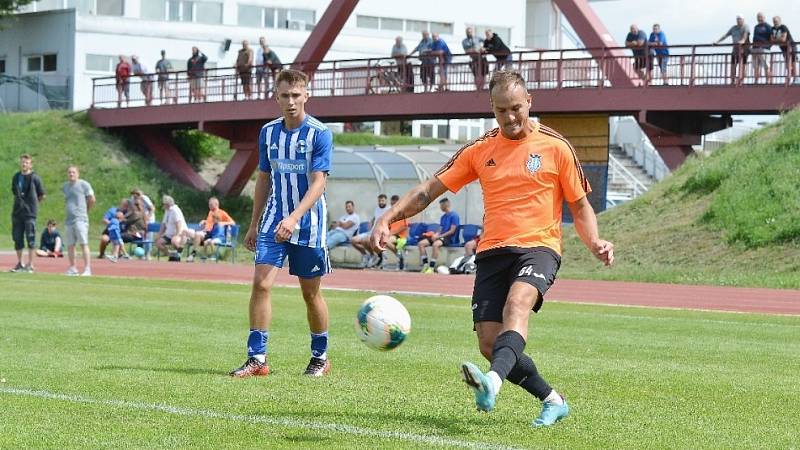 Fotbalová příprava: Slaný (v oranžovém) porazilo Hořovice 2:1.