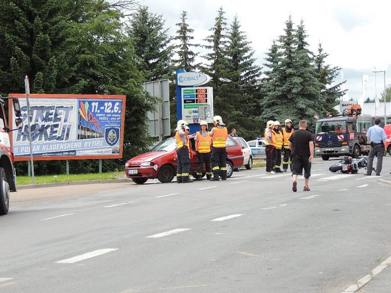 Nehoda motocyklu ve Smečenské ulici v Kladně.