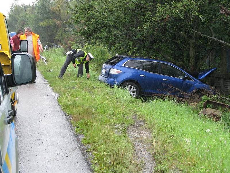 Na silnici R7 ve směru na Prahu postupně havarovaly tři osobní automobily. Čtyři lidé byli při nehodě zraněni.