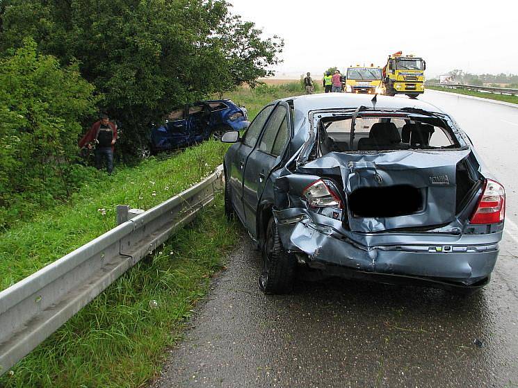 Na silnici R7 ve směru na Prahu postupně havarovaly tři osobní automobily. Čtyři lidé byli při nehodě zraněni.