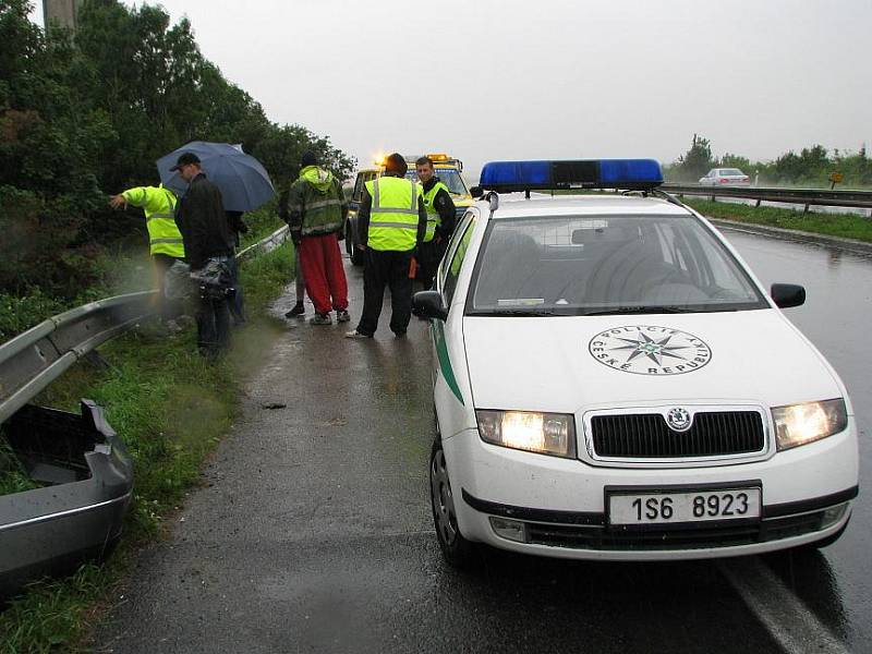 Na silnici R7 ve směru na Prahu postupně havarovaly tři osobní automobily. Čtyři lidé byli při nehodě zraněni.