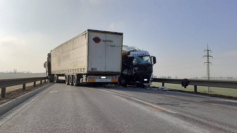 Na obchvatu Slaného ve středu před polednem bouraly dva nákladní vozy. Při nehodě se zranil jeden člověk, kterého záchranáři po ošetření převezli do kladenské nemocnice.