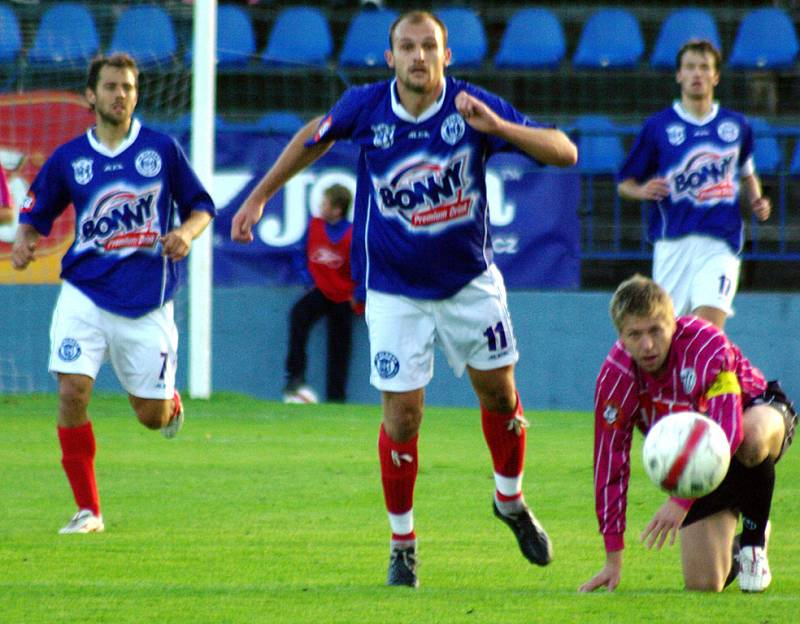 SK Kladno . Dynamo Č. Budějovice, 0:0, 9.kolo Gambrinus ligy - Jaromír Šilhan vyvádí míč do útoku