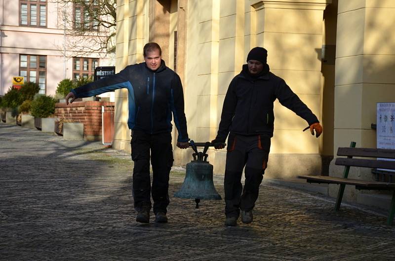 Snímání dvojice zvonů ve věži kaple Zasnoubení Panny Marie v piaristické koleji (dnešní budově muzea a knihovny) ve Slaném.