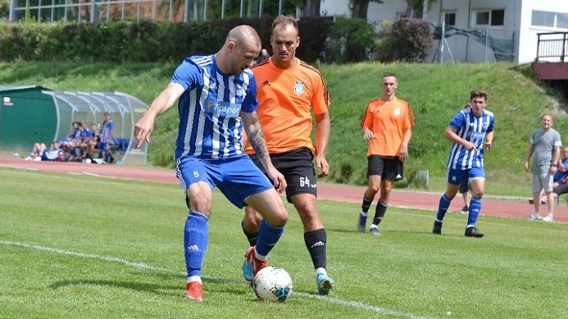 Fotbalová příprava: Slaný (v oranžovém) porazilo Hořovice 2:1.