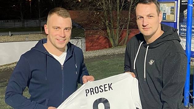 Nová posila Hřebče Jan Prosek (vlevo). S dresem SK Hřebeč ho představuje Miroslav Novák.