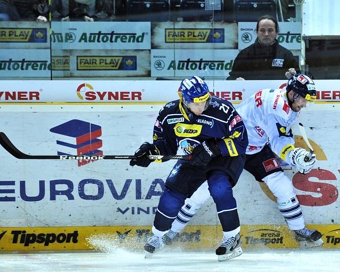 Liberec (v bílém) - Kladno, vlevo Miloslav Hořava. 