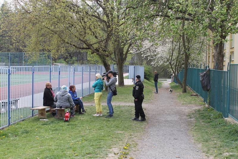 Lidé z vyhořelé ubytovny na ulici nepůjdou. Vedení města hledá řešení.