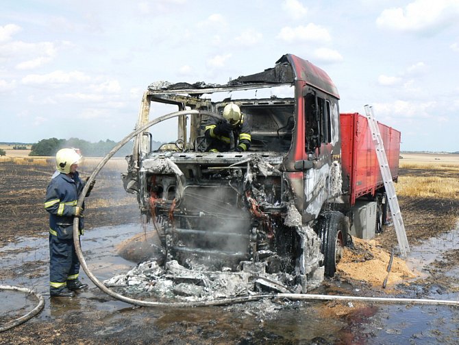 Nesklizené obilí vzplálo  od hořícího nákladního vozidla. Naštěstí nebyl nikdo zraněn.