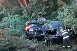 Při havárii u Bělče skončilo auto na střeše v příkopu, řidič utekl do lesů.