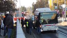 Vážná nehoda v Kladně. Chodce srazil na přechodu ve Vodárenské ulici linkový autobus. Třiatřicetiletý muž utrpěl vážná poranění.