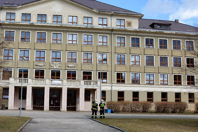 Výjezd kladenských hasičů ve čtvrtek 2. března krátce po poledni, kdy se uvolnily plechy na římse školní budovy v ulici Cyrila Boudy v Kladně.