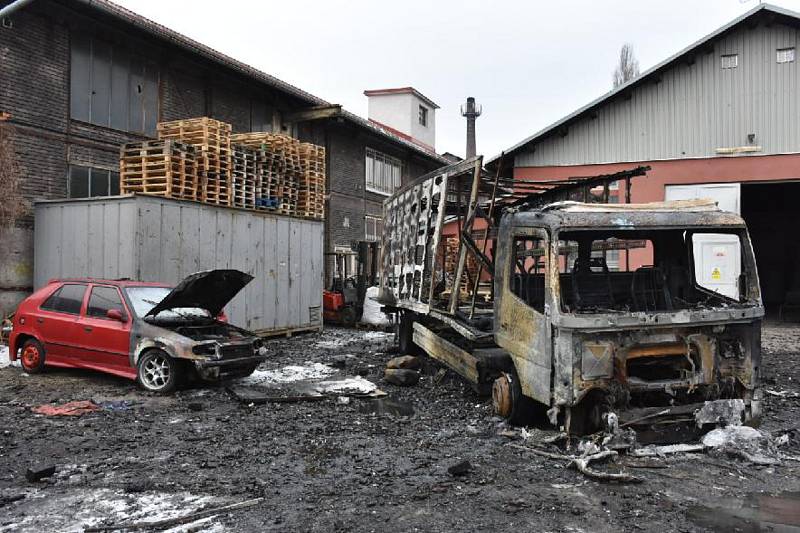 Požár po explozi v kladenském průmyslovém areálu zničil dvě auta.