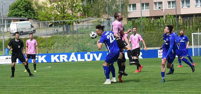 Králův Dvůr ( v modrém) přehrál v ČFL Velvary rekordně vysoko 8:1.