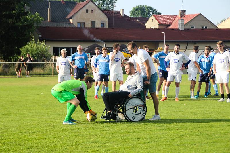 Jiří Sekáč, Tomáš Šmerha nebo Daniel Kružík. Hokejisté už popáté nazuli kopačky, aby pomohli svému kamarádovi Petru Křepelkovi, který po zranění skončil na vozíčku.