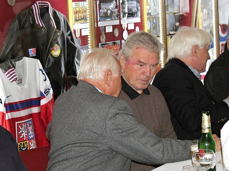 Josef Hošek otevřel v Lánech nové prostory ve své Hokejové síni slávy.