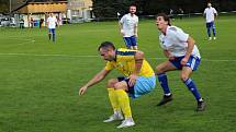 Vyrovnaný zápas I. A třídy vyhráli fotbalisté Velké Dobré (v bílém) - SK Rakovník přehráli 1:0.